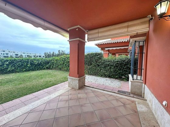 Foto 1 de Casa adossada en lloguer a calle Los Monteros de 3 habitacions amb terrassa i piscina