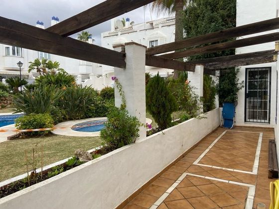 Foto 2 de Alquiler de casa adosada en calle Iris Puente Romano de 3 habitaciones con terraza y piscina