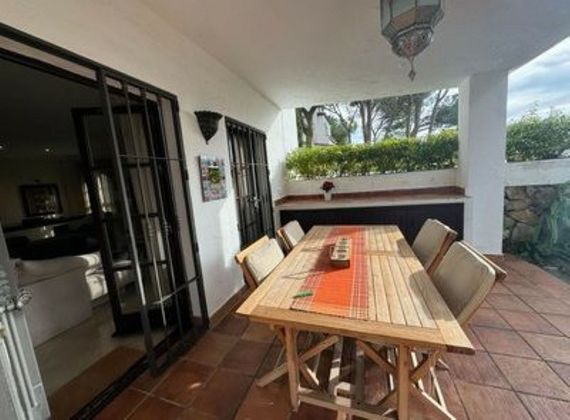 Foto 1 de Casa adossada en lloguer a calle Aloha de 3 habitacions amb terrassa i piscina