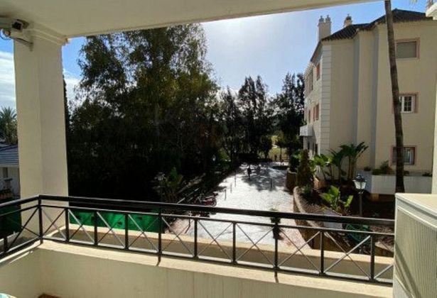 Foto 1 de Alquiler de piso en calle River Garden Nueva Andalucia de 2 habitaciones con terraza y piscina