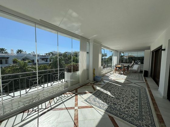 Foto 1 de Alquiler de piso en calle Doncella Beach Estepona de 4 habitaciones con terraza y piscina