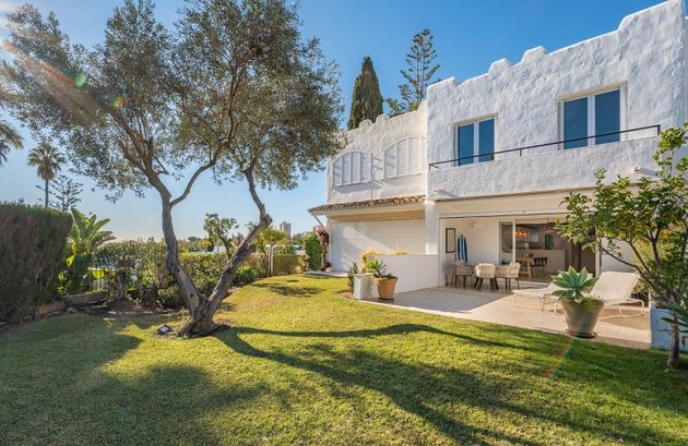 Foto 1 de Casa adossada en lloguer a calle Nva Andaluc de 3 habitacions amb terrassa i piscina