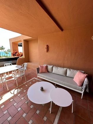 Foto 2 de Piso en alquiler en calle Estepona de 2 habitaciones con terraza y piscina