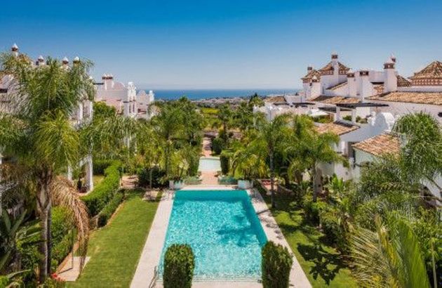 Foto 2 de Ático en alquiler en urbanización Lomas Marbellas de 2 habitaciones con terraza y piscina