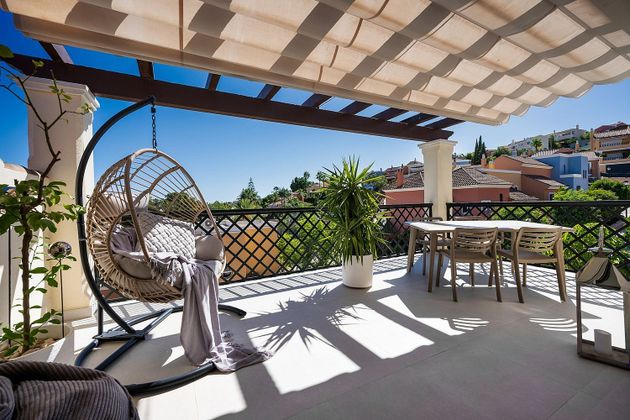 Foto 1 de Casa adosada en venta en Nueva Andalucía centro de 4 habitaciones con terraza y piscina