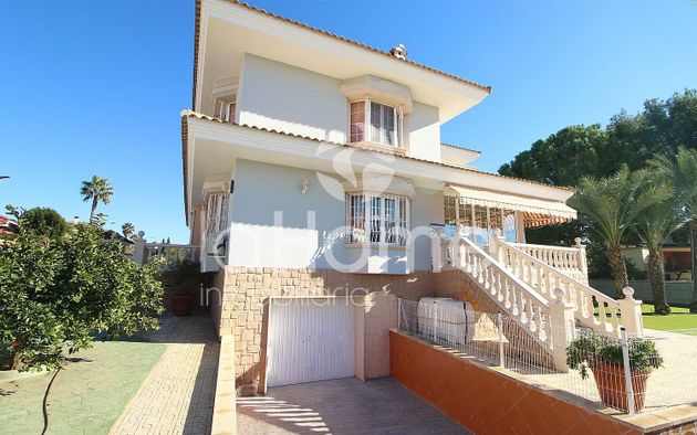 Foto 2 de Chalet en venta en Riba-roja de Túria de 5 habitaciones con terraza y piscina