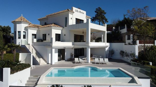 Foto 1 de Chalet en venta en Elviria de 4 habitaciones con terraza y piscina