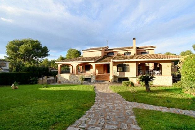 Foto 1 de Casa en venta en Riba-roja de Túria de 6 habitaciones con terraza y piscina
