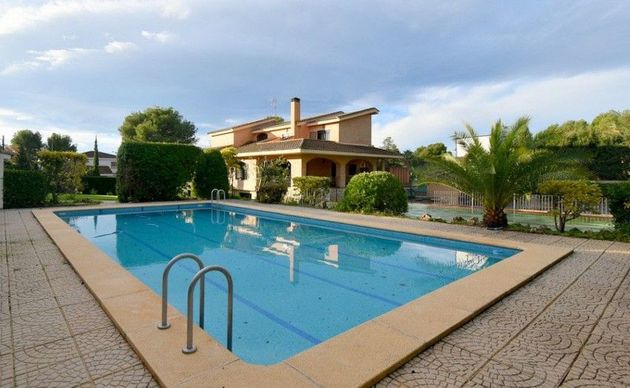 Foto 2 de Casa en venta en Riba-roja de Túria de 6 habitaciones con terraza y piscina