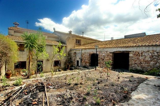 Foto 1 de Casa adossada en venda a Alcalalí de 5 habitacions amb jardí