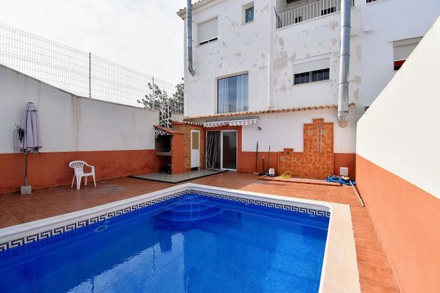 Foto 1 de Casa adossada en venda a Beneixida de 4 habitacions amb piscina i garatge