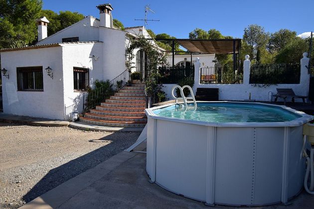 Foto 1 de Casa en venta en Casinos de 3 habitaciones con piscina y jardín
