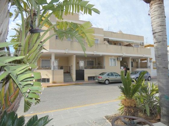 Foto 1 de Casa adossada en venda a Daya Nueva de 4 habitacions amb terrassa i balcó