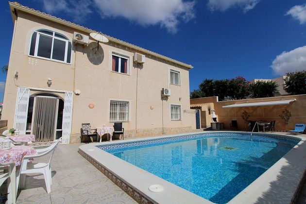 Foto 1 de Venta de casa en Villamartín de 4 habitaciones con terraza y piscina