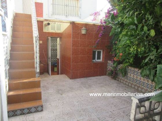 Foto 1 de Casa adossada en venda a Santa Lucía de 5 habitacions amb terrassa i jardí
