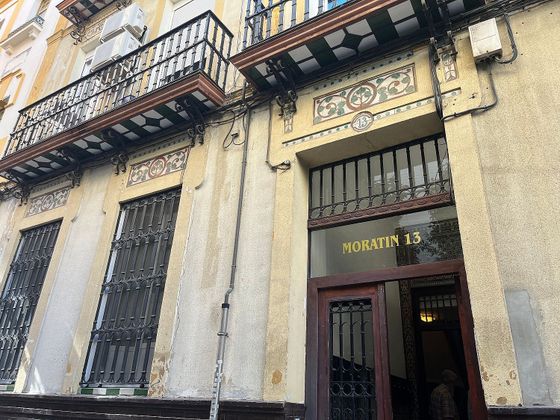Foto 1 de Venta de piso en calle Moratín de 4 habitaciones con aire acondicionado y ascensor