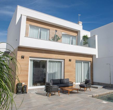 Foto 1 de Casa adossada en venda a Los Peñascos-El Salero-Los Imbernones de 3 habitacions amb terrassa i piscina