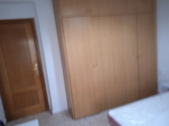 Foto 2 de Alquiler de piso en Trinitat de 3 habitaciones con muebles y aire acondicionado