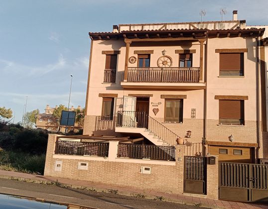 Foto 2 de Casa en venda a calle Sierra de Ancares de 4 habitacions amb terrassa i garatge