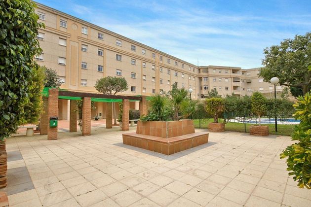 Foto 2 de Pis en lloguer a El Cónsul - Ciudad Universitaria de 3 habitacions amb terrassa i piscina