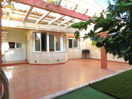 Foto 1 de Casa adossada en venda a calle Sucre de 5 habitacions amb terrassa i garatge