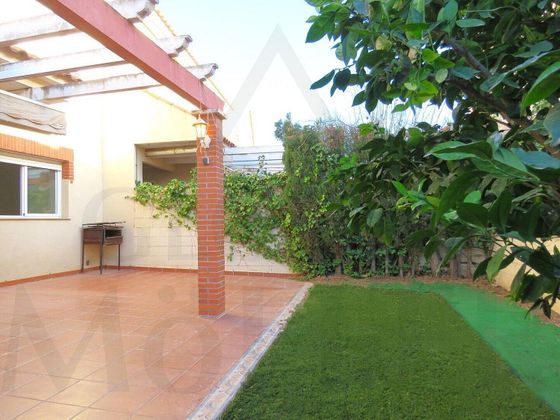Foto 2 de Casa adossada en venda a calle Sucre de 5 habitacions amb terrassa i garatge