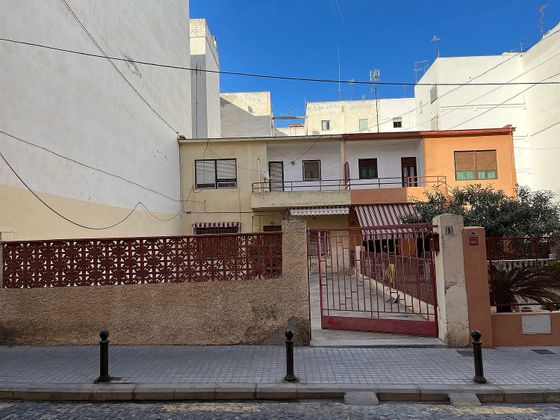 Foto 1 de Casa adossada en venda a calle La Yesa de 4 habitacions amb piscina i jardí