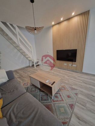 Foto 2 de Alquiler de dúplex en calle Mármoles de 1 habitación con muebles y aire acondicionado