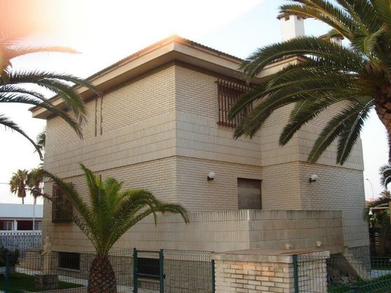 Foto 2 de Casa en venda a El Perellonet de 4 habitacions amb terrassa i piscina