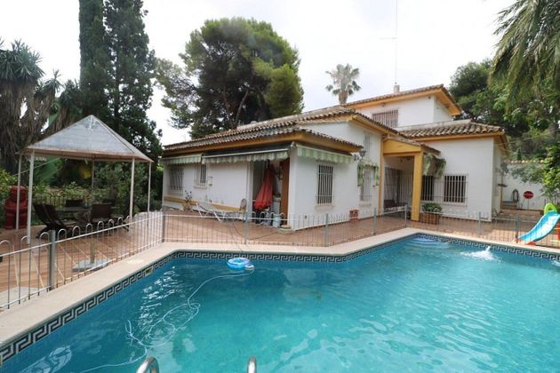 Foto 1 de Chalet en venta en Campolivar de 6 habitaciones con terraza y piscina
