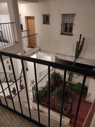 Foto 1 de Alquiler de piso en Feria-Alameda de 2 habitaciones con garaje y muebles