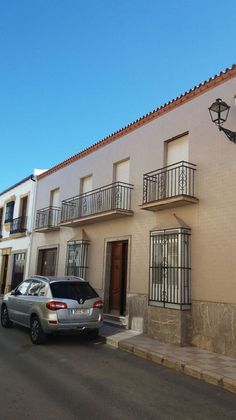 Foto 2 de Casa adosada en venta en calle Molinos de 7 habitaciones con terraza y jardín