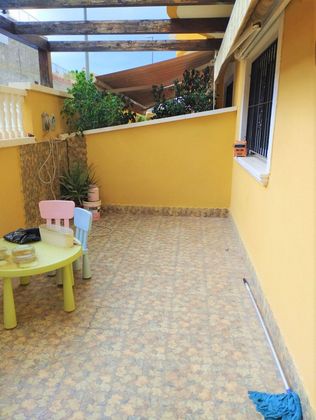 Foto 1 de Casa adossada en venda a calle San Rafael de 4 habitacions amb terrassa i garatge