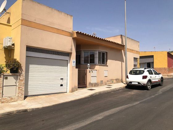 Foto 1 de Casa adossada en venda a calle Muñoz Delgado de 3 habitacions amb terrassa i garatge