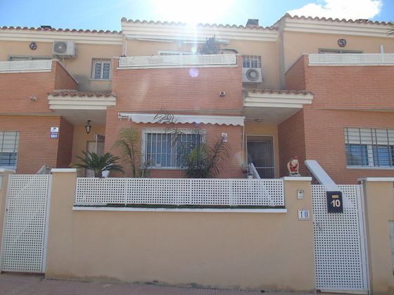 Foto 1 de Venta de casa en calle H Condomina Sector de 4 habitaciones con balcón
