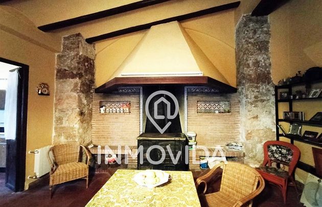 Foto 1 de Casa adosada en venta en calle De Baix de 7 habitaciones con terraza y garaje