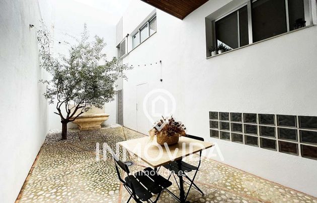 Foto 1 de Casa adossada en venda a plaza Trinitat de 4 habitacions amb terrassa i garatge