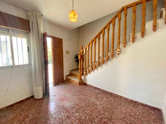 Foto 2 de Casa adossada en venda a calle Violeta de 4 habitacions amb garatge i jardí