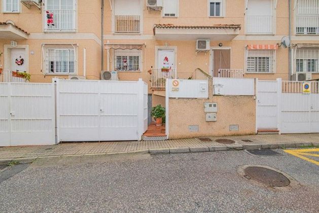 Foto 1 de Casa adossada en venda a calle Alcazaba de 3 habitacions amb terrassa i piscina