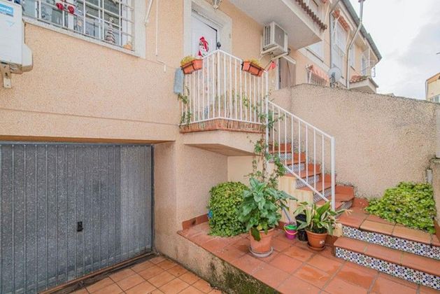 Foto 2 de Casa adossada en venda a calle Alcazaba de 3 habitacions amb terrassa i piscina