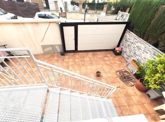 Foto 2 de Casa adossada en venda a calle D Urbanización Puntal de 4 habitacions amb terrassa i piscina