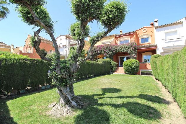 Foto 1 de Casa adossada en venda a calle Vasari de 4 habitacions amb terrassa i piscina