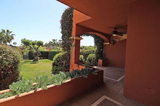 Foto 2 de Casa adossada en venda a calle Vasari de 4 habitacions amb terrassa i piscina