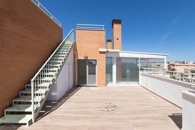Foto 2 de Ático en venta en El Pinillo de 4 habitaciones con terraza y piscina