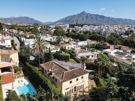 Foto 2 de Chalet en venta en Nueva Andalucía centro de 6 habitaciones con terraza y piscina