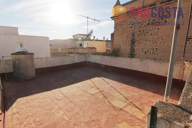 Foto 1 de Casa adosada en venta en calle De Granada de 6 habitaciones con terraza y balcón
