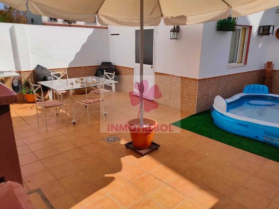 Foto 2 de Casa adossada en venda a Villanueva del Ariscal de 4 habitacions amb terrassa i garatge