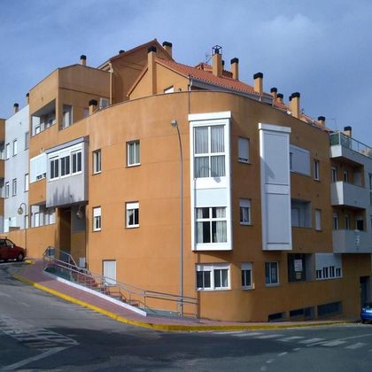 Foto 2 de Alquiler de ático en vía La de 3 habitaciones con terraza y muebles