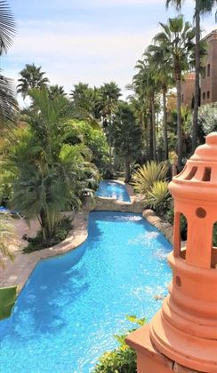 Foto 1 de Pis en lloguer a Benahavís de 2 habitacions amb terrassa i piscina