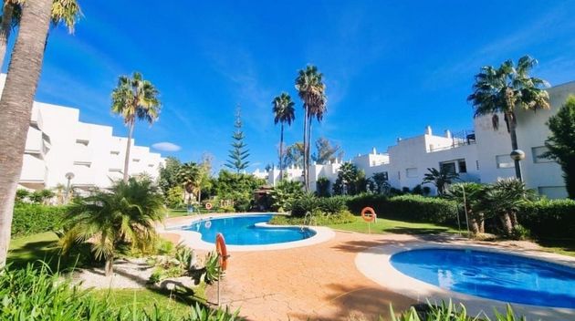 Foto 1 de Àtic en lloguer a calle Guadalmina Baja de 2 habitacions amb terrassa i piscina